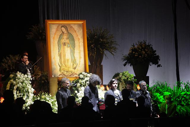 Avanza el ritual del último adiós para el gran Vicente Fernández Después del homenaje que se le realizó a Vicente Fernández en el arena VFG, con cerca de 7.000 personas, la familia del artista se prepara para darle el último adiós en un funeral que se celebrará este lunes de manera privada en Guadalajara.
