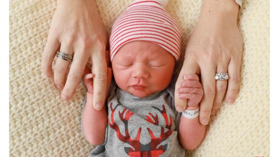 Adelantó su parto y su esposo pudo ver a su bebé A través de Facebook, la estadounidense Haley Parke contó la conmovedora historia de cómo adelantó el parto de sus segundo hijo para que su esposo, John Brinton, quien padecía cáncer, lo viera antes de morir.