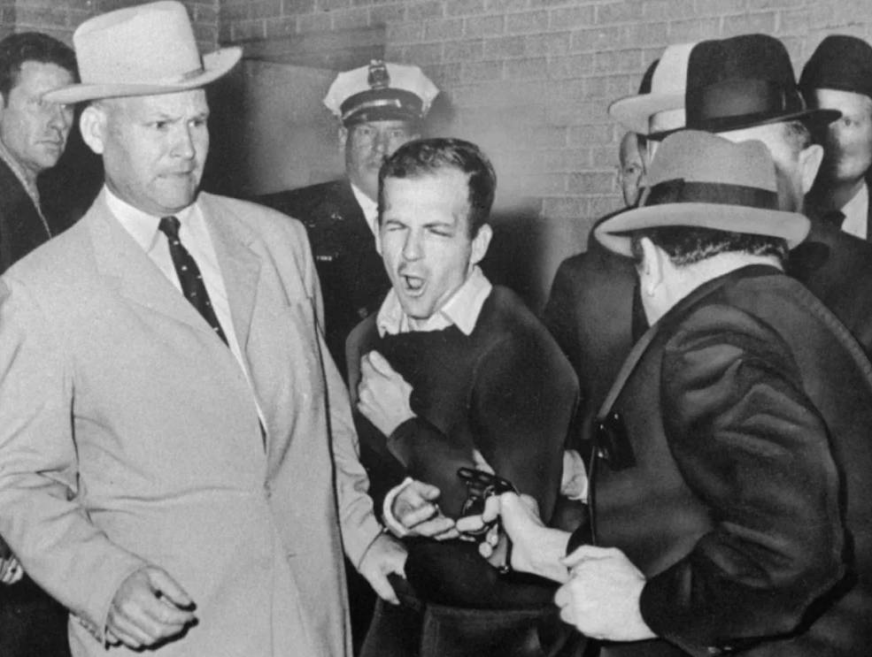 No hay claridad sobre muerte del presidente Kennedy Dando cumplimiento a un fallo de 1992, el presidente de los Estados Unidos, Joe Biden, publicó este miércoles 1.500 archivos relacionados con la investigación por el asesinato del presidente John F. Kennedy.