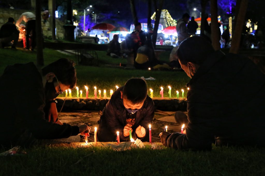 Mire la razón por la qué se celebra el Día de las Velitas Hoy 7 de diciembre, miles de colombianos encienden luces en las fachadas de sus casas para celebrar el Día de la Velitas, ¿qué hay detrás de está tradición?
