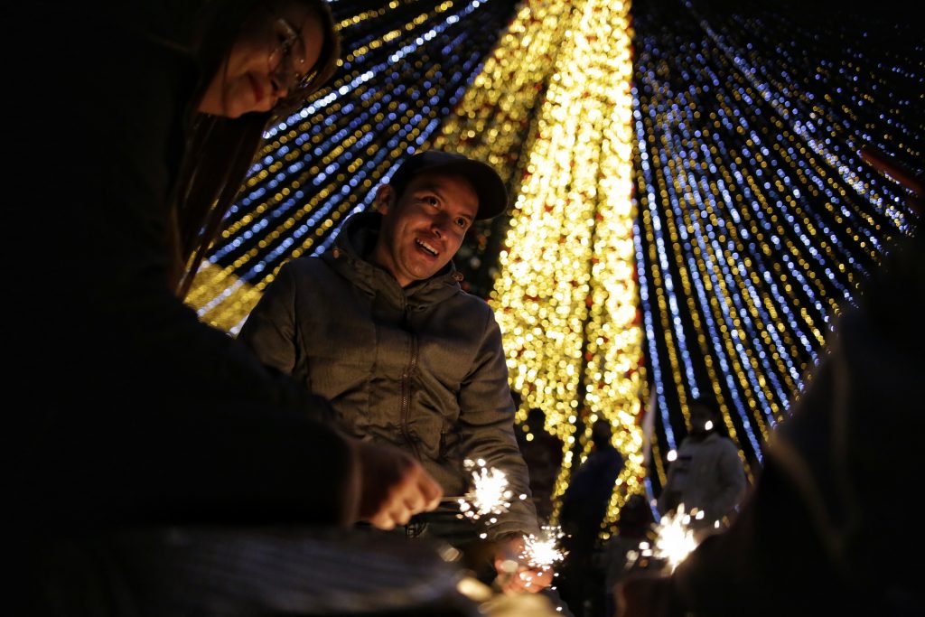 Mire la razón por la qué se celebra el Día de las Velitas Hoy 7 de diciembre, miles de colombianos encienden luces en las fachadas de sus casas para celebrar el Día de la Velitas, ¿qué hay detrás de está tradición?