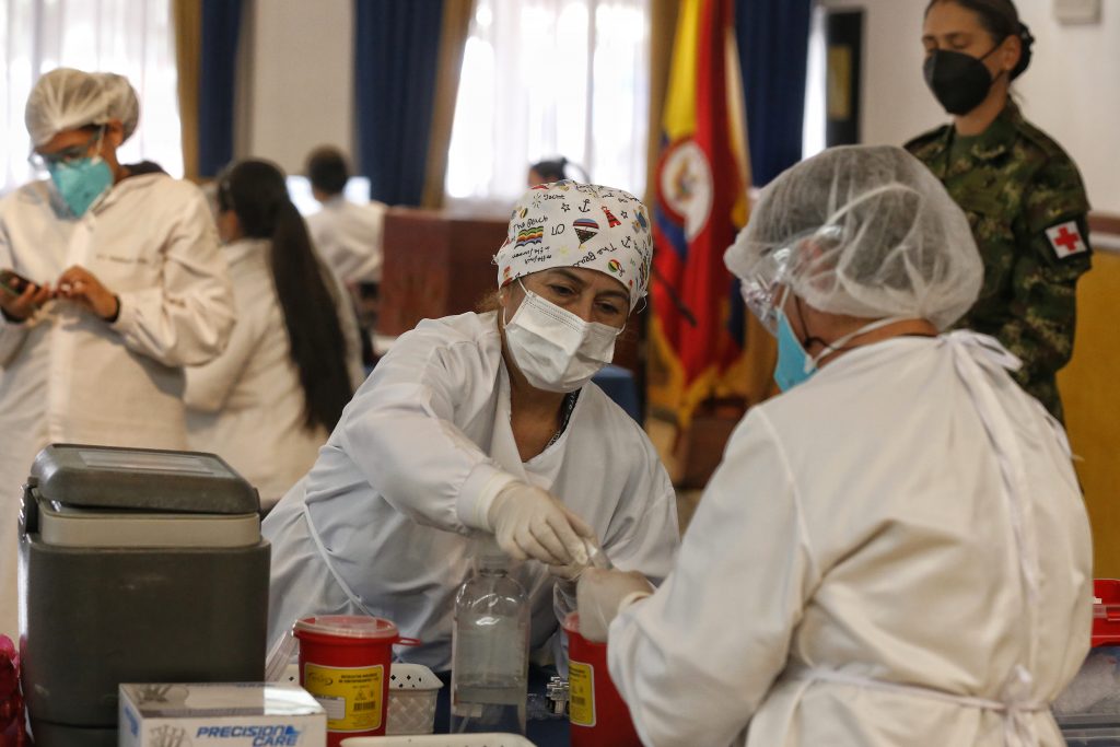 La meta es alcanzar 90% de esquemas completos contra COVID-19 Con el fin de aumentar la velocidad en el ritmo de vacunación contra el COVID-19 en Bogotá, la Alcaldía Mayor, por medio de la Secretaría de Salud, implementó el plan 'Reto 90', el cual busca alcanzar el 90% de esquemas completos.