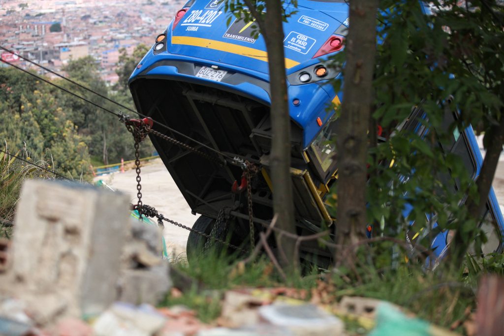 TM dice que bus accidentado estaba en condiciones para operar Bogotá se despertó este jueves con un trágico accidente de tránsito que cobró la vida de dos personas que se encontraban al interior de un bus del Sistema Integrado de Transporte Público (SITP), el cual, por razones que se investigan, terminó cayendo a un barranco en la localidad de Ciudad Bolívar.