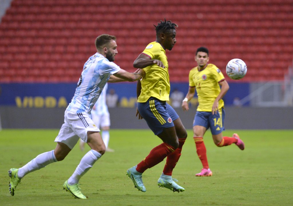 La Selección Colombia terminó 2021 en el puesto 16 de la Fifa Se acaba el año y la Federación Internacional de Fútbol Asociado (Fifa) dio a conocer este jueves la clasificación con la que las selecciones cierran 2021. Allí aparece la Selección Colombia ubicada en el puesto 16 del ránking, tras un año de altibajos.