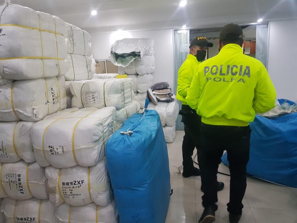 La Policía incautó 8.700 millones de pesos en mercancía de contrabando La Policía Nacional, a través de la Policía Fiscal y Aduanera, en el marco del plan “Cruzada Contra el Contrabando”, adelantó dos diligencias de registro y allanamiento en la localidad de Engativá, en Bogotá y logró la incautación de $8.700 millones en mercancía de contrabando.