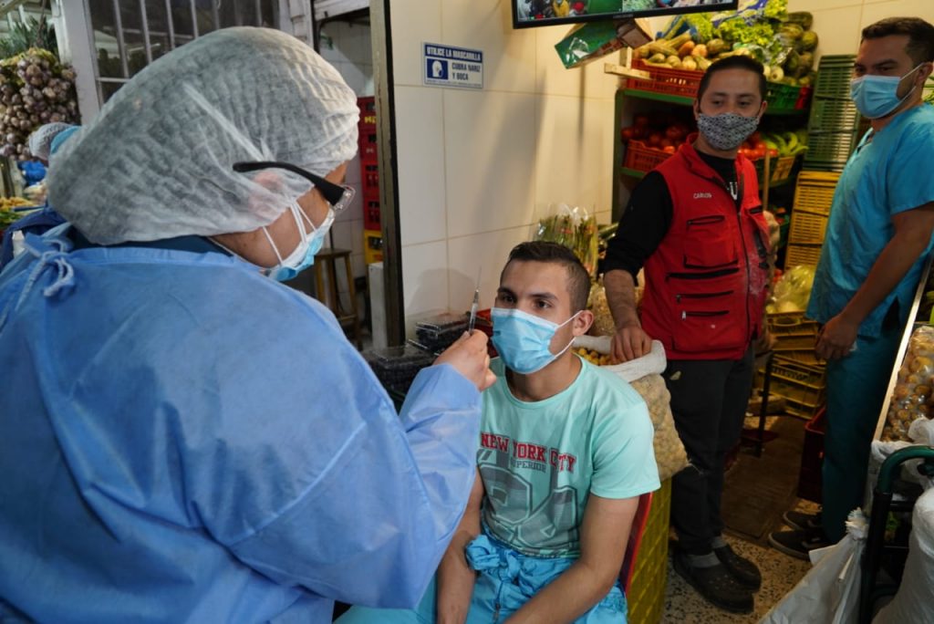 Colombia volvió a superar los 4 mil casos de COVID-19 en un día El Ministerio de Salud reportó este martes 4.306 nuevos casos de COVID-19 en Colombia, además de 35 muertes por causa de la enfermedad. En el país no se registraban más de 4 mil casos en un día desde el 14 de agosto pasado, cuando hubo 4.007 casos.