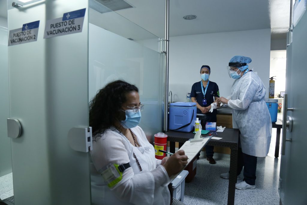 Colombia volvió a superar los 4 mil casos de COVID-19 en un día El Ministerio de Salud reportó este martes 4.306 nuevos casos de COVID-19 en Colombia, además de 35 muertes por causa de la enfermedad. En el país no se registraban más de 4 mil casos en un día desde el 14 de agosto pasado, cuando hubo 4.007 casos.