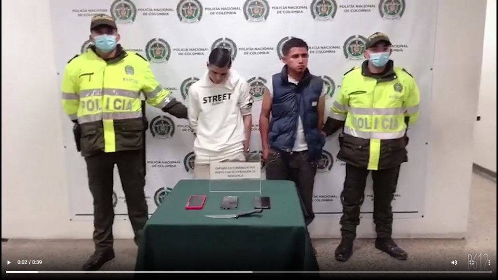 Valientes auxiliares enfrentaron a pillos Con su bastón de mando dos jovenes mujeres policías que viajaban en un bus de servicio público en Bogotá, frustraron un atraco reduciendo a los bandidos y recuperando los celulares que estos habían hurtado.