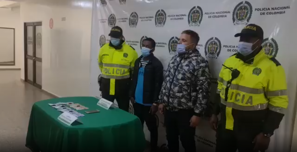 En Fontibón capturan a dos extranjeros por extorsión En las últimas horas la Policía Metropolitana de Bogotá dio a conocer la captura de dos sujetos de nacionalidad extranjera, señalados por el delito de extorsión.