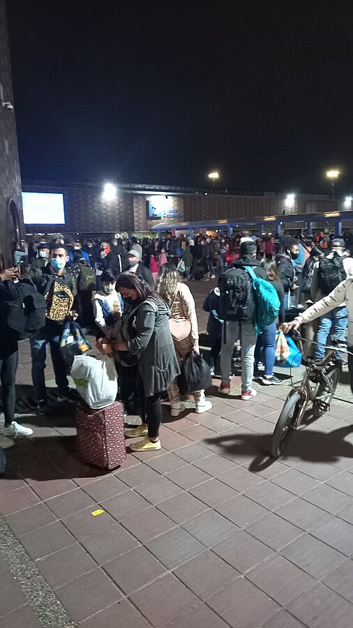 Caos en el Terminal del Salitre Una gran aglomeración de personas tiene en colapso la operación del la Terminal de Transportes del Salitre, el principal puerto de conexión terrestre de pasajeros en Bogotá.