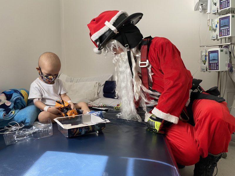 Más de 700 regalos fueron entregados a niños y adultos Con el fin de llevarles un poco de diversión y sonrisas a los niños y adultos mayores que se vieron obligados a pasar esta Navidad dentro de un hospital, Papá Noel los sorprendió en la mañana de ayer con más de 700 regalos.