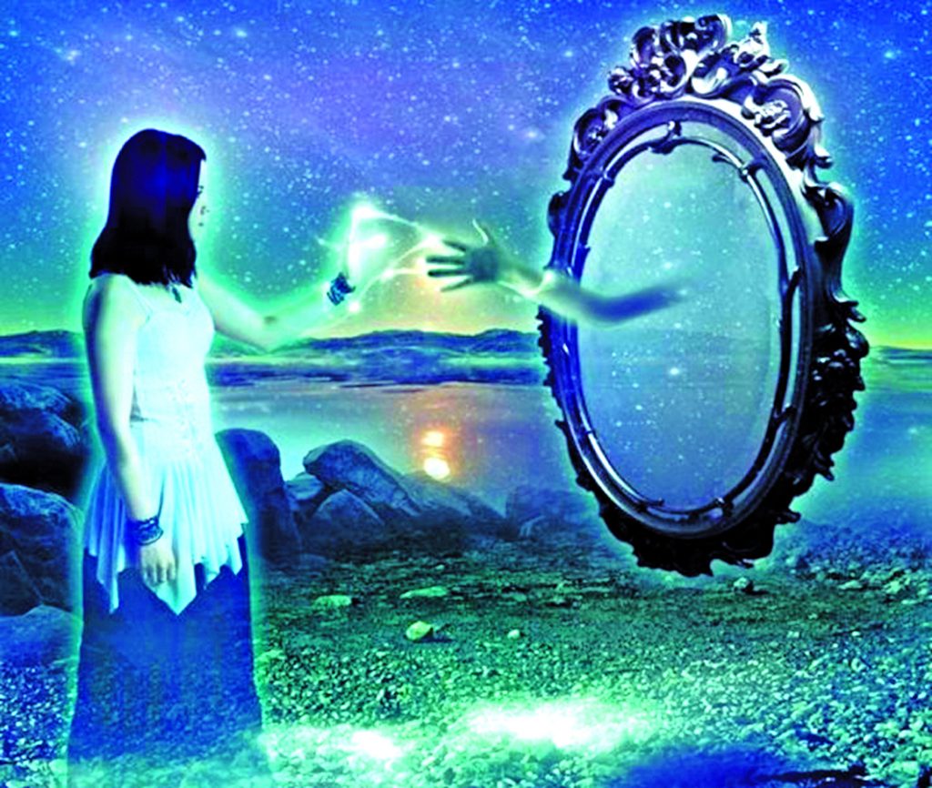 Los misterios que reflejan los espejos Durante tiempos memorables los seres humanos han tenido creencias diversas con respecto a los espejos, elemento que fue creado para que pudiéramos ver nuestro reflejo.