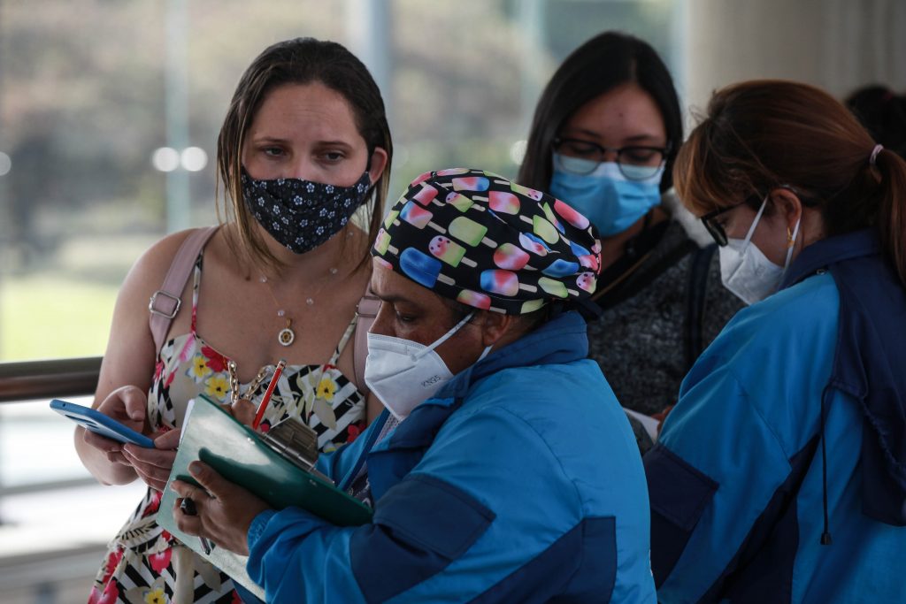 Ya son 26 los casos confirmados de Ómicron en Bogotá La Alcaldía de Bogotá informó a la ciudadanía sobre la confirmación de la presencia de la variante Ómicron en la capital este jueves, con 15 casos, y ya hoy la cuenta ha aumentado a 26 casos, lo que habla de la velocidad de contagio de esta nueva amenaza del COVID-19.