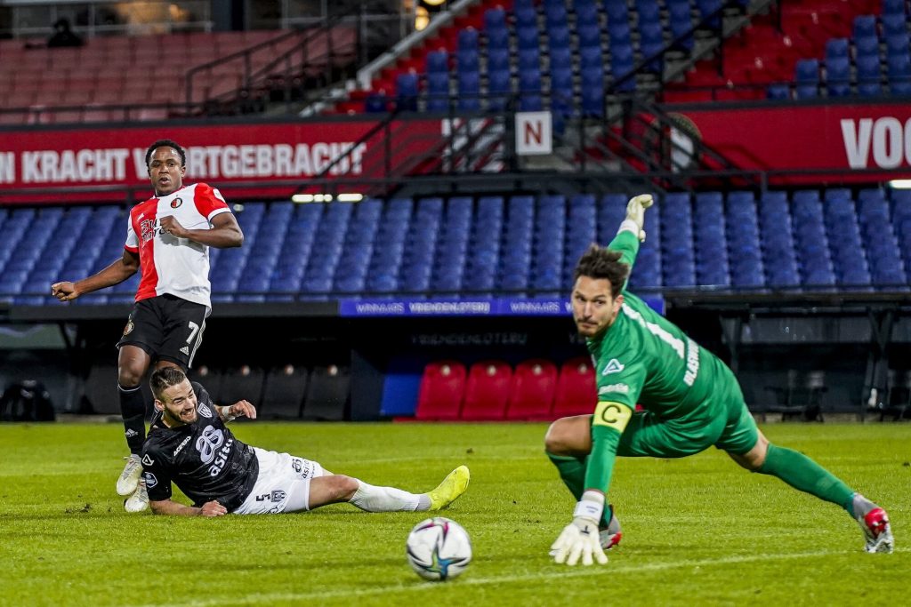 El colombiano Sinisterra lideró la remontada del Feyenoord Otra jornada redonda tuvo este miércoles el atacante colombiano Luis Fernando Sinisterra en la liga de los Países Bajos, al salir nuevamente como figura, esta vez tras marcarle doblete al Heracles, en partido de la cuarta jornada.