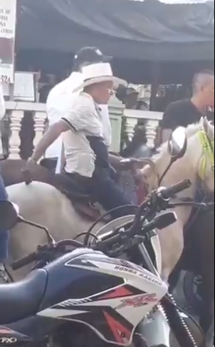 EN VIDEO: ¡Qué cruel! Le descargó el taser a un caballo En el municipio de Icononzo, en Tolima, se presentó un hecho de maltrato animal contra un caballo, al que un hombre le dio varias descargas con un taser para que el equino se moviera, situación que generó indignación por parte de la comunidad y de los asistentes a la cabalgata.
