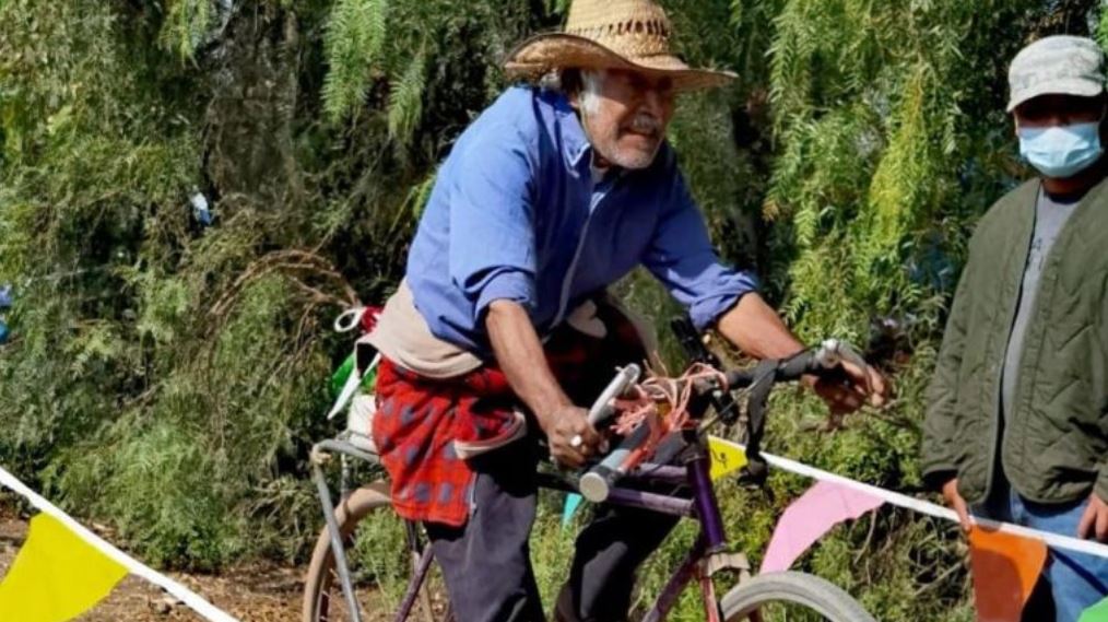 Con 86 años y su bici de panadero se le midió a competencia de ciclismo Un hombre de 86 años sorprendió y se llevó todos los elogios luego de haber participado en una competencia de montaña realizada en el municipio de Tezontepec de Aldama (México), pero no solamente su edad y su actitud fue lo que generó aplausos sino también el haberlo hecho con la bicicleta que usa para su panadería.