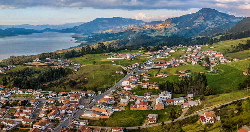 5 pueblos para visitar en Cundinamarca en el año nuevo Para empezar con el pie derecho el año 2022, disfrutar de la naturaleza, viajar y conocer nuevos destinos es el plan ideal.  En los diferentes pueblos aledaños a la ciudad de Bogotá se podrá descubrir lugares maravillosos, encontrando la historia de Colombia, sus costumbres y su belleza.
