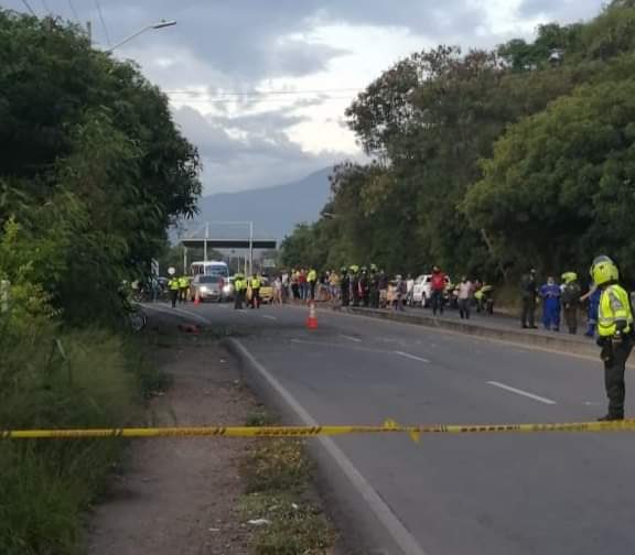 Expertos explosivistas mueren en ataque terrorista en Cúcuta Dos policías y un civil muertos, es el reporte preliminar que deja hasta este momento las explosiones que se presentó en la mañana de este lunes en el aeropuerto Camilo Daza de Cúcuta.