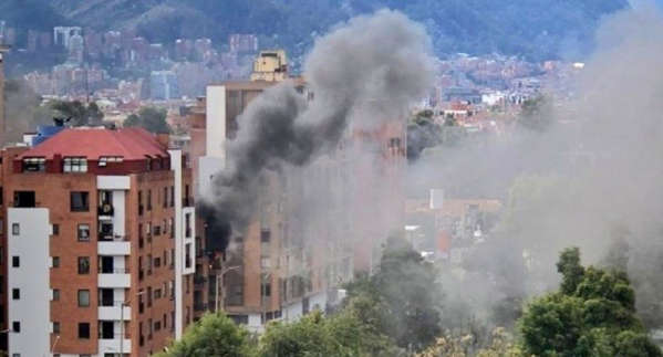 Susto en el norte de Bogotá por incendio en un edificio Al mediodía de este jueves se presentó una emergencia en el norte de Bogotá, donde un fuerte incendio estructural causó temor y fue necesaria la presencia inmediata del Cuerpo Oficial de Bomberos.