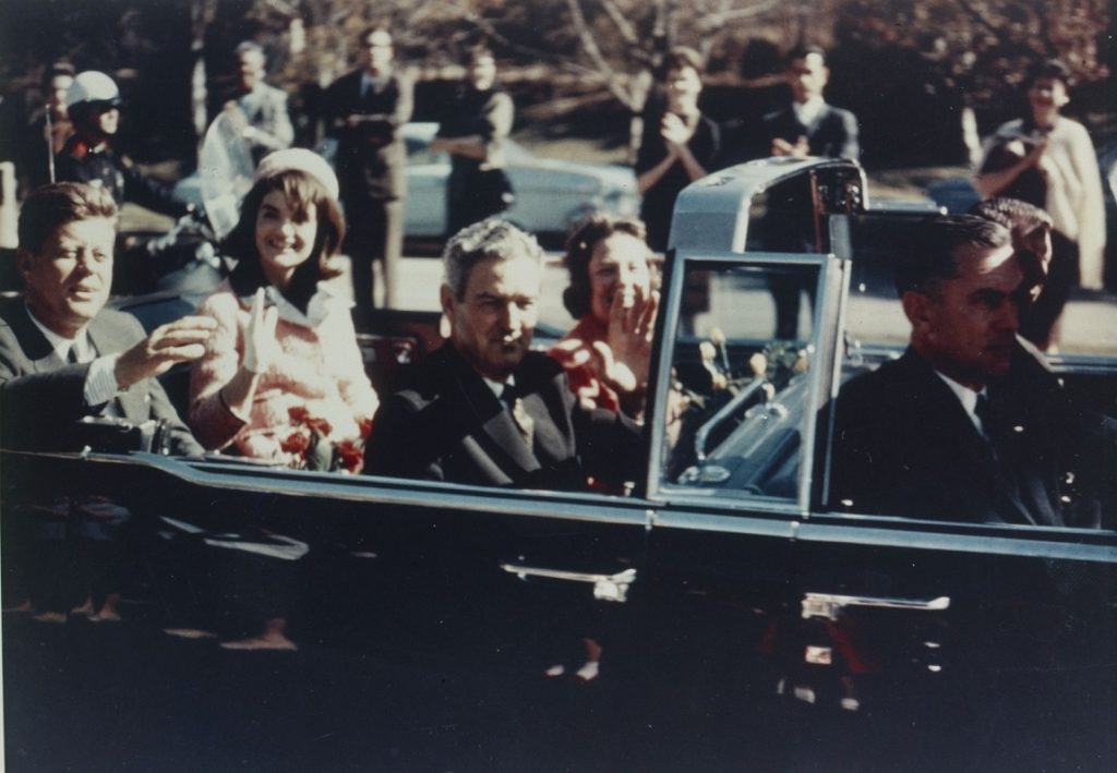 No hay claridad sobre muerte del presidente Kennedy Dando cumplimiento a un fallo de 1992, el presidente de los Estados Unidos, Joe Biden, publicó este miércoles 1.500 archivos relacionados con la investigación por el asesinato del presidente John F. Kennedy.