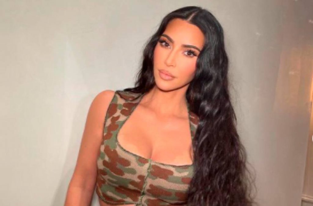 Kim Kardashian superó importante examen de derecho La estrella de las redes sociales y la televisión Kim Kardashian aprobó, luego de tres intentos infructuosos, un examen de derecho en California, primer paso en su sueño de convertirse en abogada, anunció el lunes. 