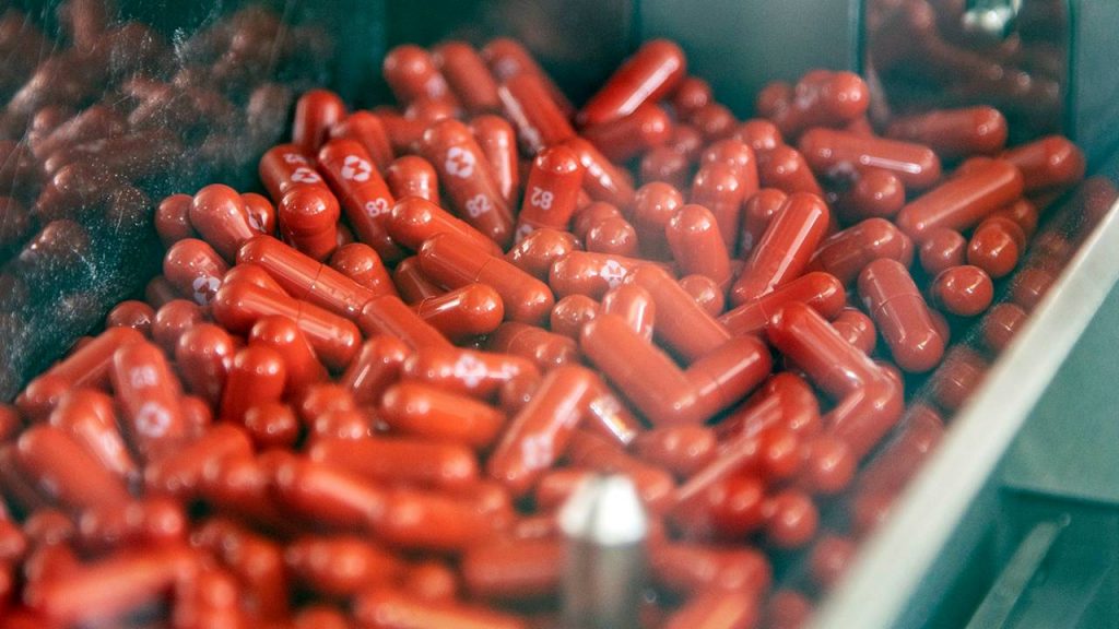Paxlovid, la píldora de Pfizer a la que Europa le dio su aval La Agencia Europea de Medicamentos (EMA) permitió que los estados miembros utilicen la píldora contra el COVID-19 de Pfizer, antes de su aprobación formal, y autorizó dos tratamientos más, en su lucha contra el aumento de contagios.