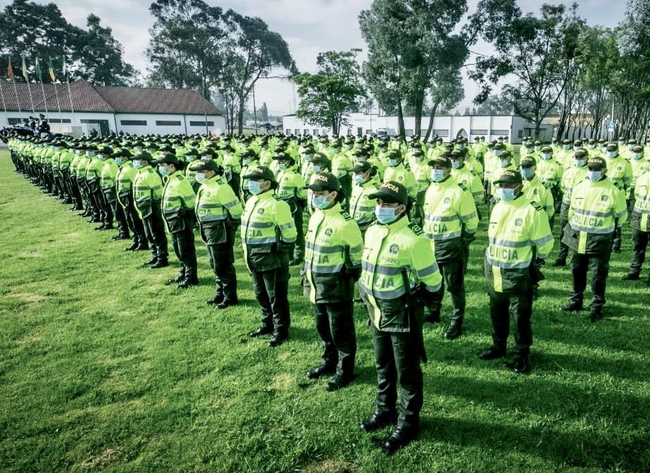 Llegan a Bogotá mil nuevos policías para fortalecer la seguridad Para fortalecer labores de inteligencia, investigación criminal y la vigilancia por cuadrantes, desde este miércoles se incorporaron mil nuevos uniformados a la Policía Metropolitana de Bogotá, así lo anunció la Alcaldía Mayor.