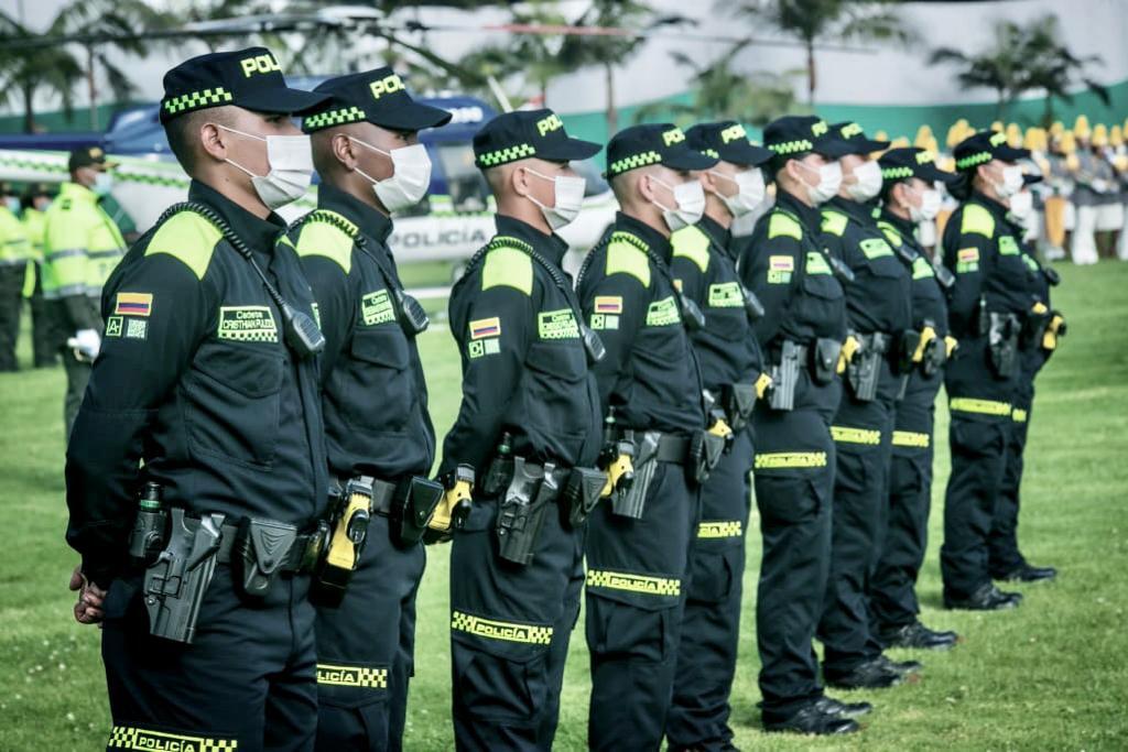 Llegan a Bogotá mil nuevos policías para fortalecer la seguridad Para fortalecer labores de inteligencia, investigación criminal y la vigilancia por cuadrantes, desde este miércoles se incorporaron mil nuevos uniformados a la Policía Metropolitana de Bogotá, así lo anunció la Alcaldía Mayor.