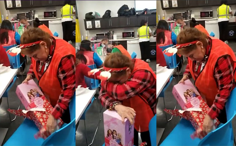 EN VIDEO: Señora llora emocionada al recibir su primera muñeca En TikTok se hace viral el video de una señora que se estremece con un regalo que le dieron sus compañeras de trabajo.