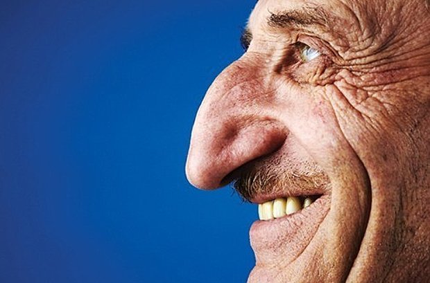 Mehmet, el hombre que tiene la nariz más larga del mundo Mehmet Ozyurek es un turco de 72 años que se mantiene a la cabeza como el hombre con la nariz más larga del mundo. Desde hace dos décadas ostenta este título, con una longitud de 8.8 centímetros desde el puente hasta la punta, y este año lo volvió a ganar.