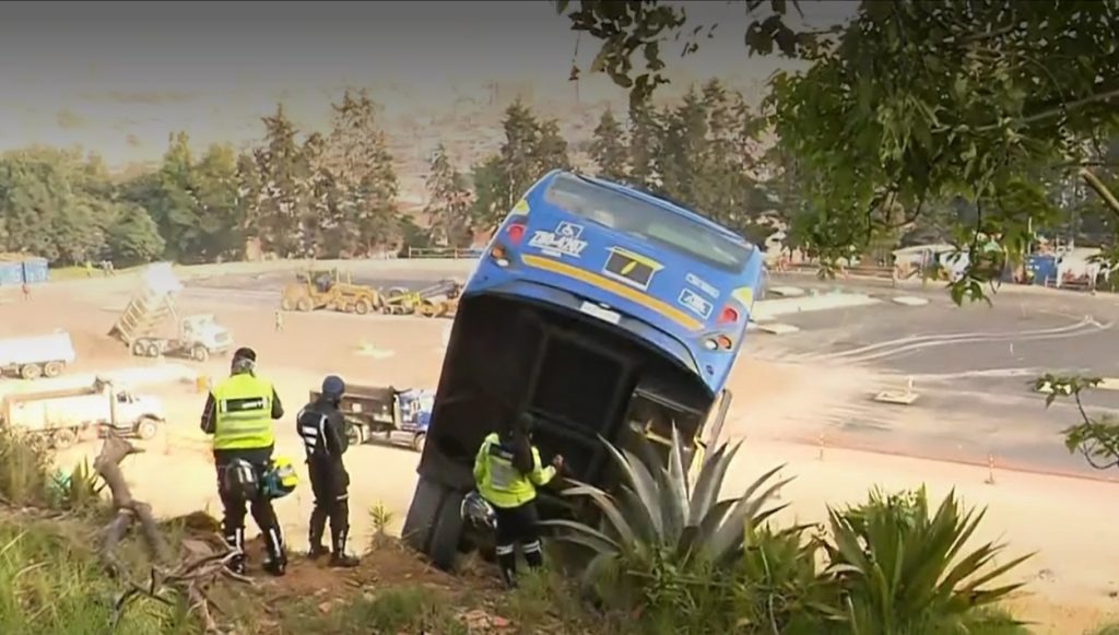 Dos muertos y 15 heridos dejó terrible accidente de bus del SITP Un lamentable accidente ocurrió esta madrugada en la localidad de Ciudad Bolívar, donde un bus del Sistema Integrado de Transporte Público (SITP) sufrió un problema mecánico y terminó yéndose a un precipicio. El trágico saldo fue de dos muertos y 15 heridos.