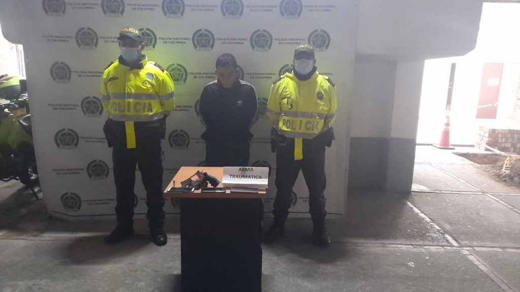 Roba a pasajeros de flota con arma traumática en Suba En la noche de este martes la Policía Metropolitana de Bogotá, en la localidad de Suba, logró la captura de un sujeto que mediante intimidaciones, y empleando un arma, cometió un hurto en una flota.