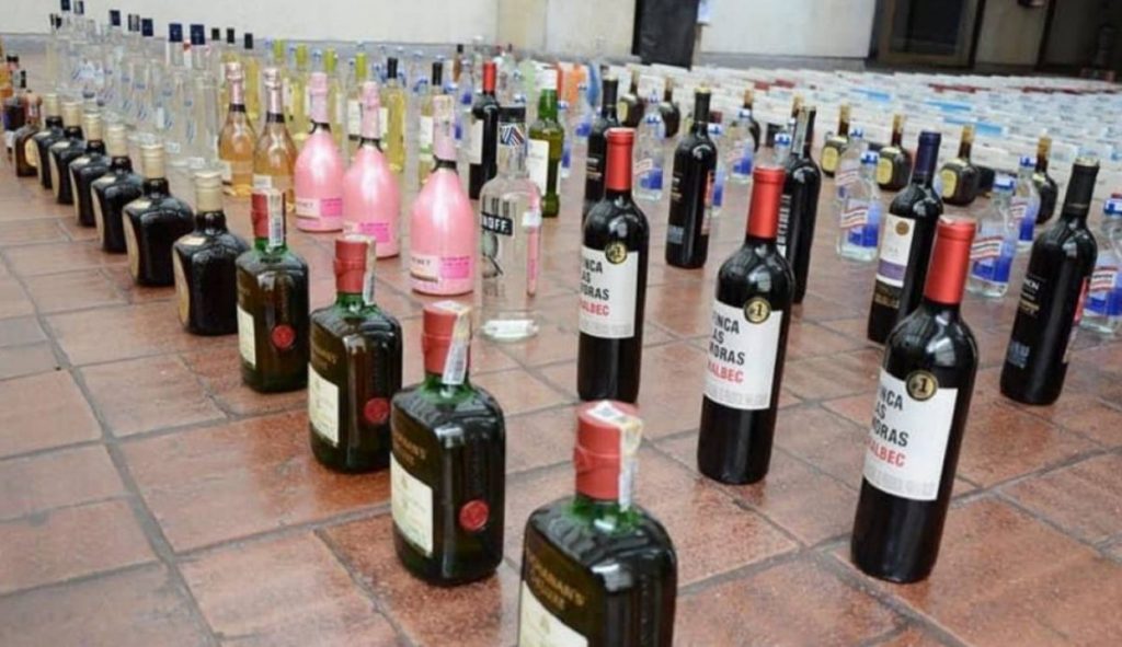 Incautan 950 botellas de licor adulterado de varias marcas Las autoridades lograron incautar en Bogotá, en las últimas horas, 950 botellas de licor adulterado de diferentes marcas.