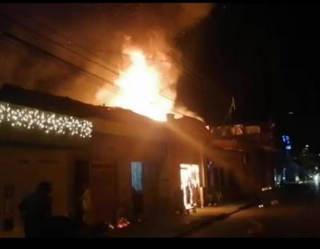 Se atendieron 11 incendios estructurales en Bogotá en la noche de velitas Bomberos Bogotá informó este miércoles que durante la jornada de celebración por noche de velitas se atendieron 11 incendios estructurales en la capital del país.