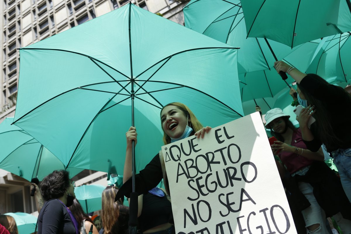 ¡Última hora! Despenalizan aborto hasta las 24 semanas La Corte Constitucional acaba de tomar una decisión histórica en Colombia, pues le dio el aval a la despenalización total del aborto hasta las 24 semanas.