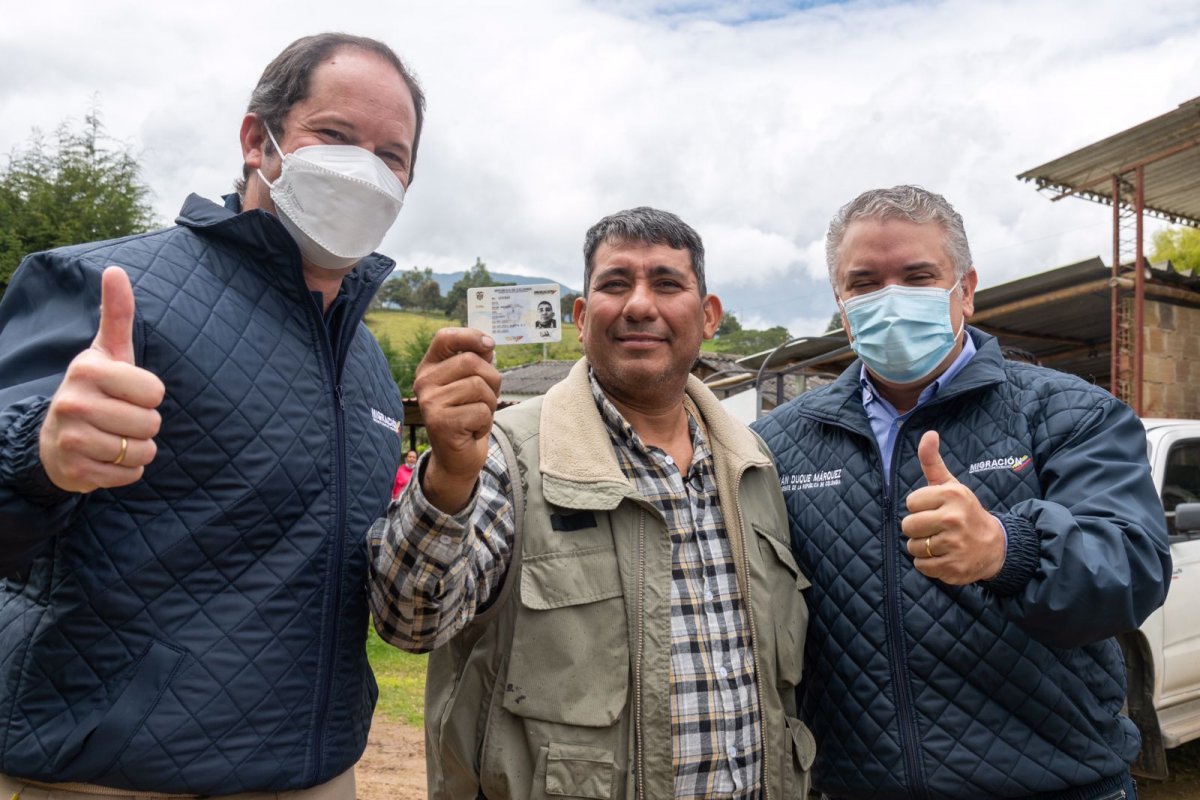 Migración Colombia ha entregado más de 400 mil permisos a venezolanos Migración Colombia informó que hasta la fecha se han entregado 476.000 permisos a los ciudadanos que se han acogido al Estatuto Temporal de Protección a Migrantes, recientemente fueron entregados 1.000 permisos en el Centro Comercial Bulevar Niza, de Bogotá.