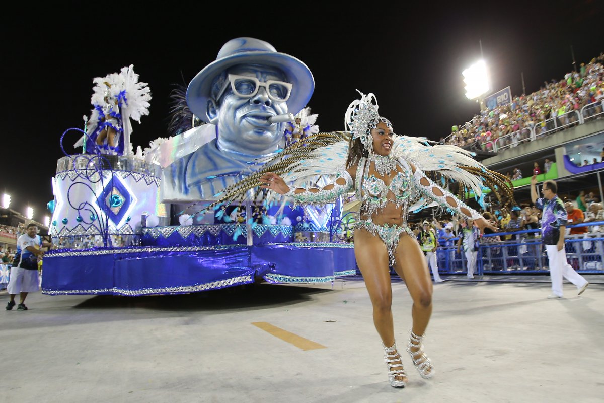 Río de Janeiro y Sao Paulo aplazan para abril los desfiles de carnaval Río de Janeiro y Sao Paulo aplazaron para abril los desfiles del Carnaval, que estaban previstos para febrero, debido al contexto sanitario derivado por la pandemia del coronavirus, así se informó en las últimas horas a través de un comunicado los alcaldes de ambas ciudades.