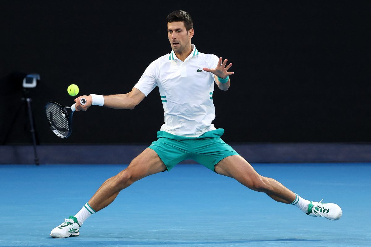 Novak Djokovic ganó el 'partido' judicial y podrá jugar en Australia El tenista serbio Novak Djokovic, número uno del mundo, ganó la apelación contra la decisión de denegarle un visado en el Tribunal del Circuito Federal de Australia, por lo que será liberado tras su retención en un hotel de Melbourne y podrá disputar el Abierto de Australia, primer 'Grand Slam' de la temporada.