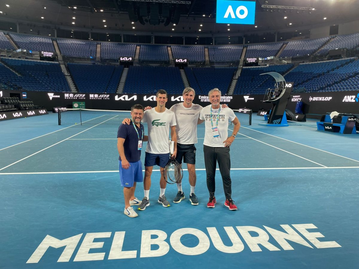 Novak Djokovic ganó el 'partido' judicial y podrá jugar en Australia El tenista serbio Novak Djokovic, número uno del mundo, ganó la apelación contra la decisión de denegarle un visado en el Tribunal del Circuito Federal de Australia, por lo que será liberado tras su retención en un hotel de Melbourne y podrá disputar el Abierto de Australia, primer 'Grand Slam' de la temporada.