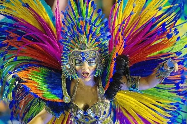 Río de Janeiro y Sao Paulo aplazan para abril los desfiles de carnaval Río de Janeiro y Sao Paulo aplazaron para abril los desfiles del Carnaval, que estaban previstos para febrero, debido al contexto sanitario derivado por la pandemia del coronavirus, así se informó en las últimas horas a través de un comunicado los alcaldes de ambas ciudades.