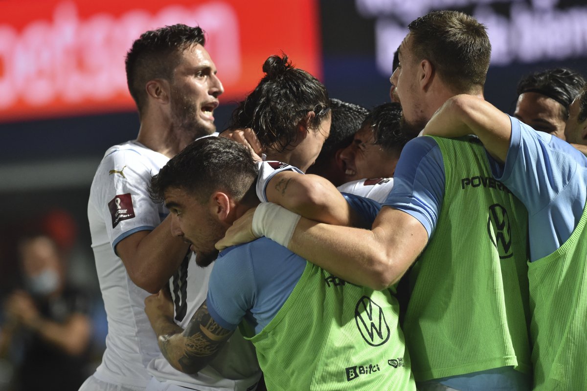 Uruguay le ganó a Paraguay y Brasil empató contra Ecuador en la fecha 15 Ecuador dio este jueves un paso gigante hacia el Mundial de Catar al igualar 1-1 con Brasil en la altura de Quito (2.850 msnm), en una jornada en la que Uruguay logró un vital triunfo de visita 1-0 frente a Paraguay, que quedó al borde del abismo. 