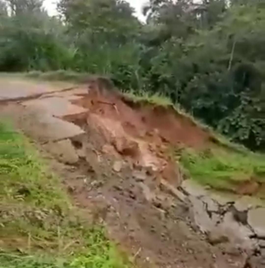 EN VIDEO: Impresionante deslizamiento de tierra en Cauca Impresionante deslizamiento de tierra afectó carreteta en Canoa, Cauca