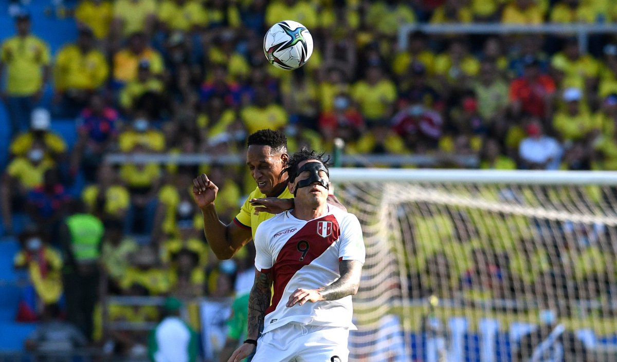 Yerry Mina no estará con Colombia para enfrentar a Argentina El defensa colombiano Yerry Mina fue desconvocado de la Selección Colombia de Fútbol de Mayores, debido a que no podrá actuar ante Argentina por la tarjeta amarilla que recibió en el juego contra Perú que lo inhabilita para actuar en el próximo partido.