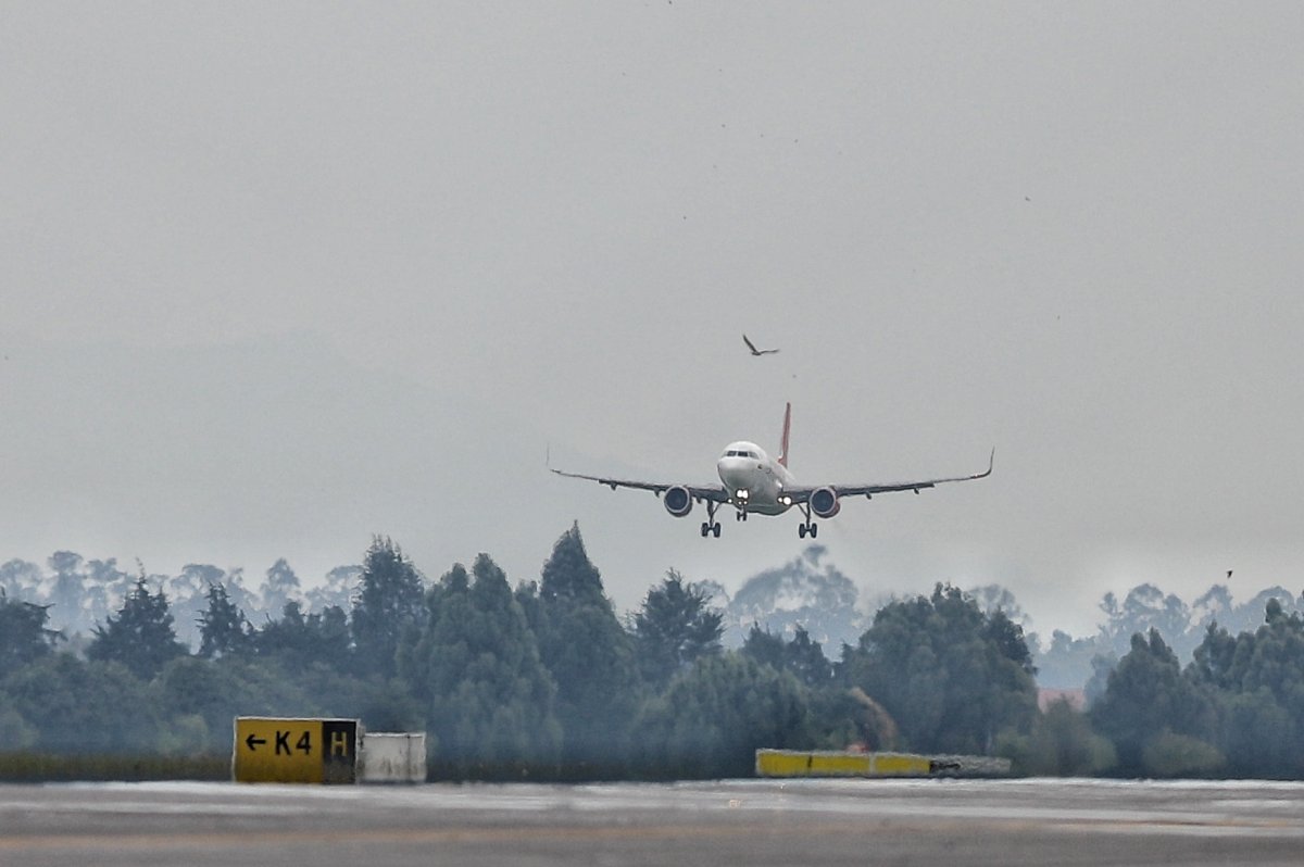 Aeropuerto de Guaymaral será usado para descongestionar El Dorado Con el inicio de un nuevo proyecto en el aeropuerto Guaymaral, se planea que este centro de aterrizaje funcione como medio externo y de descongestión para el alto flujo de vuelos en Aeropuerto Internacional El Dorado de Bogotá.