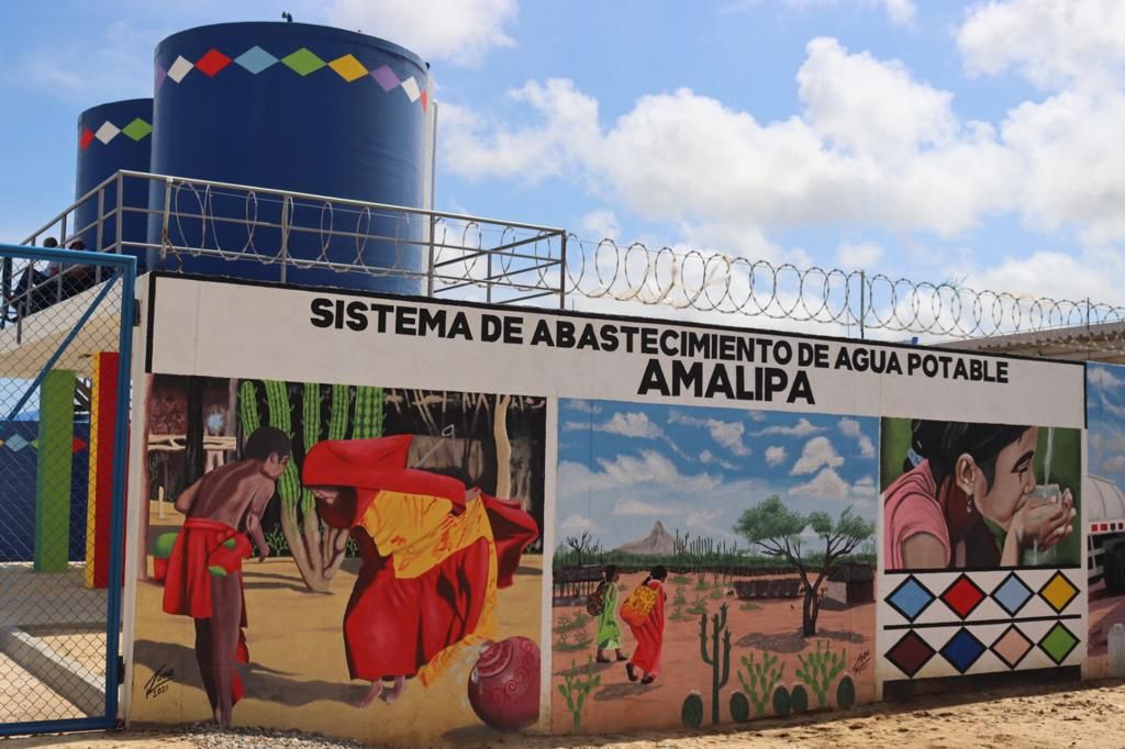 Gobierno anuncia tres proyectos de agua y saneamiento para La Guajira El Gobierno Nacional anunció la entrega de tres proyectos de agua potable y saneamiento básico para el departamento de La Guajira. Se trata de dos módulos de pilas públicas que beneficiarán a más de 7.500 indígenas wayuú, uno en Romonero, zona rural de Riohacha, y otro en Amalipa, zona rural de Maicao, además de la optimización de la PTAP de San Juan del Cesar.