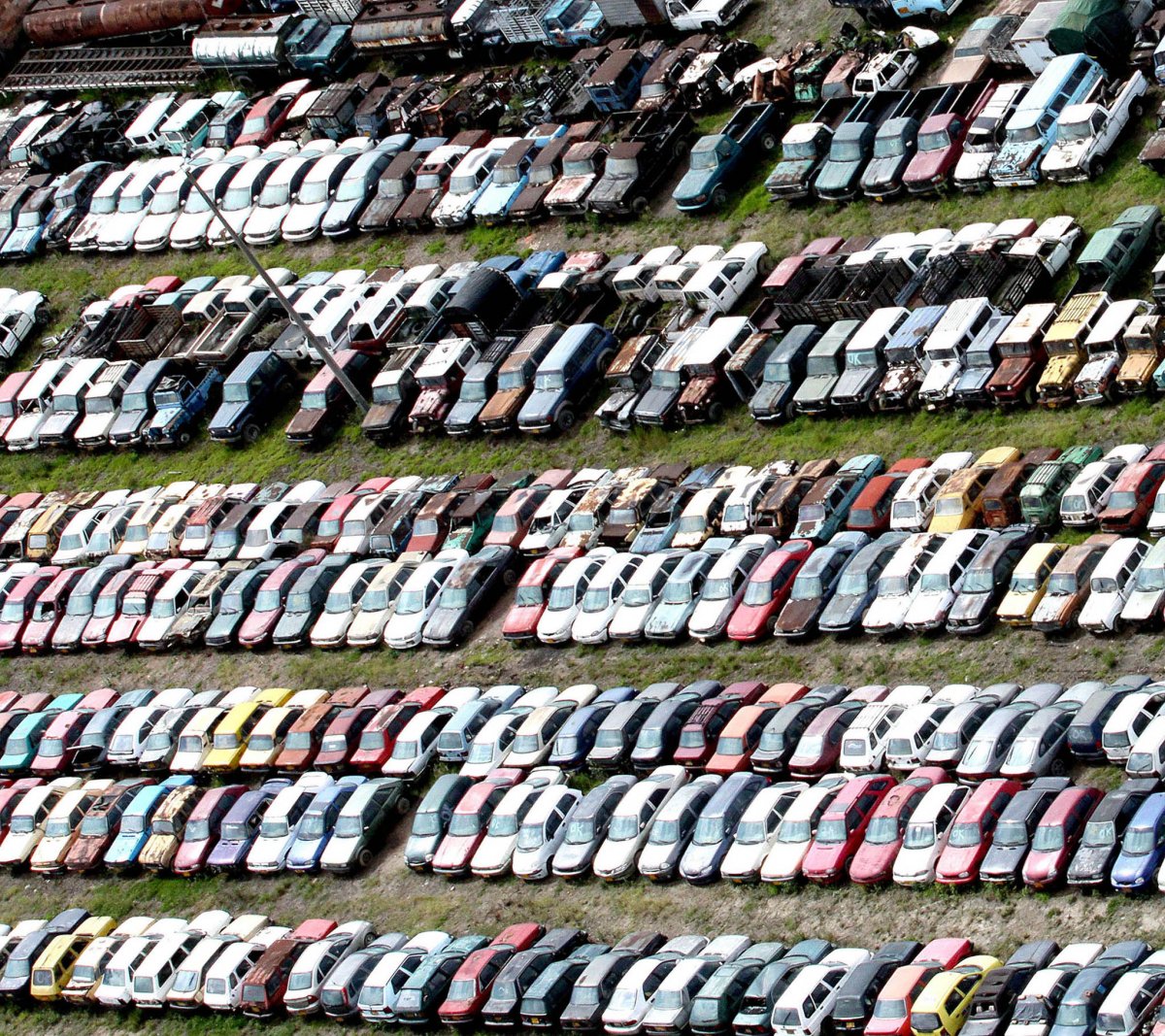A subasta 527 vehículos declarados en abandono en Bogotá La Secretaría de Movilidad de Bogotá anunció la apertura de una nueva subasta de 527 vehículos que fueron declarados en abandono. Con esto la entidad busca poder descongestionar los patios.