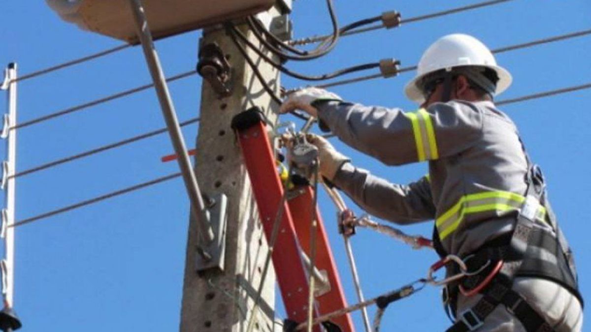 ¡Ojo! a los cortes de luz para este martes Con la intención de brindar una mejora en el servicio de luz en la ciudad, por ajustes y reparaciones en el servicio que brinda Enel – Codensa, se estarán realizando mantenimientos y modernizaciones en la infraestructura para el sistema de energía en Bogotá. 