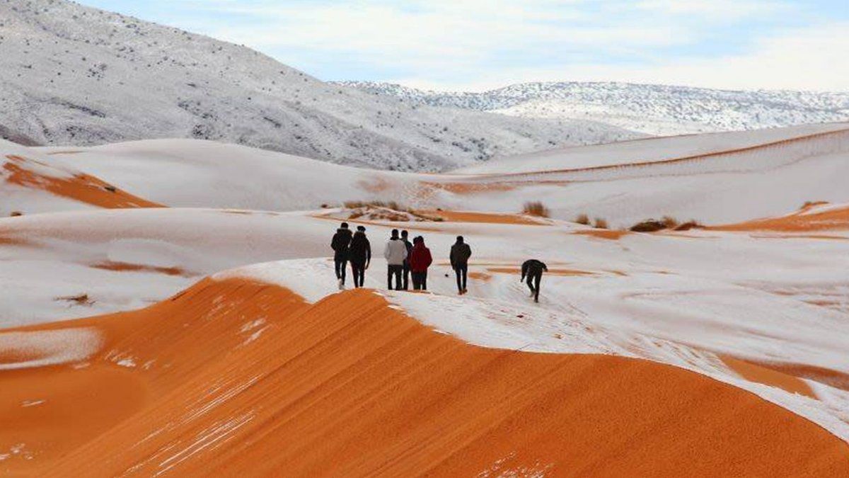 El Sahara se cubrió de nieve por quinta vez en 42 años Copos de nieve cayeron este lunes en el desierto africano del Sahara, una escena insólita y que en cualquier película de Hollywood sería la premonición de una catástrofe ambiental o de un milagro bíblico.