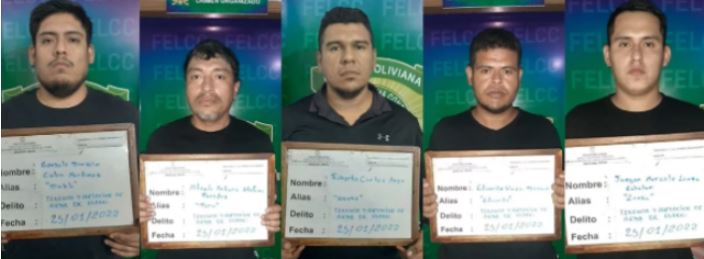 EN VIDEO: Se disfrazaron de narcos en fiesta temática y la policía los capturó Seis personas fueron arrestadas en Bolivia por simular el escuadrón de seguridad de una banda de narcotraficantes durante una fiesta de cumpleaños temática, informó el jefe de policía de Santa Cruz, Erick Holguín.