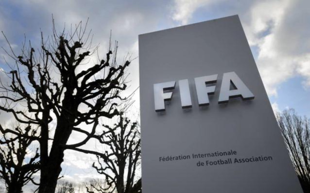 Fifa anuncia nuevas reglas para limitar las cesiones de jugadores La Fifa se halla desde 2017 inmersa en un intento de establecer un nuevo marco en materia de traspasos, que engloba especialmente el papel de los agentes y sus comisiones.